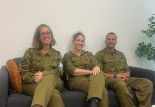 ד"ר רווית רובנשטיין, סרן רועי בורובסקי ורס"ן מאיה פיינהולץ-קליין (צילום: אבי אשכנזי)