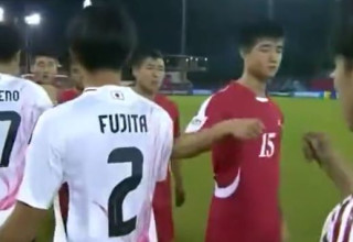 השחקנים הצפון קוריאנים מאגרפים את היפנים (צילום: צילום מסך, X (טוויטר))