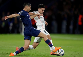 לואיס דיאס במדי באיירן מינכן מול אשרף חכימי במדי פ.ס.ז' (צילום: Soccrates Images)