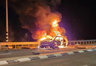 זירת פיצוץ הרכב סמוך למשמר העמק (צילום: דוברות המשטרה)