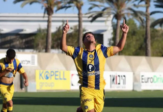 ערך בכורה בבוגרים בגיל 16 ושבעה חודשים. עילאי בן סימון (צילום: אתר רשמי, מכבי תל אביב)