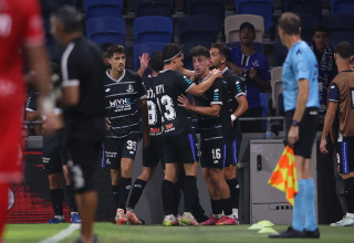 שחקני הפועל פתח תקוה חוגגים עם רועי דוד (צילום: מאור אלקסלסי)