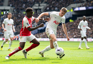 שחקן ארסנל, בוקאיו סאקה, מול שחקן טוטנהאם, מיקי ואן דה ואן (צילום: GettyImages, Visionhaus)