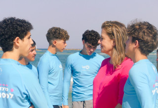 בני נוער "שגרירי ים" ביחד עם סגנית ראש העירייה, ציפי ברנד (צילום: אלונה נחמיאס)