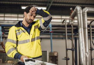 אדם מזיע בעבודה, אילוסטרציה (צילום: אינג'אימג')