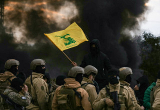 מחבל חיזבאללה וחיילי צבא לבנון (צילום: IBRAHIM AMRO/AFP via Getty Images)