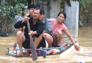 אזרחים בויאטנם שטים על רפסודה מאולתרת במהלך הצפות במדינה (צילום: רשתות חברתיות, שימוש לפי סעיף 27 א')