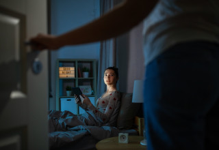 נערה בטלפון (צילום: אינג אימג')