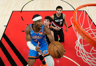 שיי גילג'ס אלכסנדר שחקן אוקלהומה סיטי ת'אנדר מול דני אבדיה שחקן פורטלנד בלייזרס (צילום: GettyImages, Soobum Im)