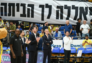 מאמן מכבי תל אביב עודד קטש לצד עמי ביטון, גיא פניני, קורי קאר (צילום: ברני ארדוב)