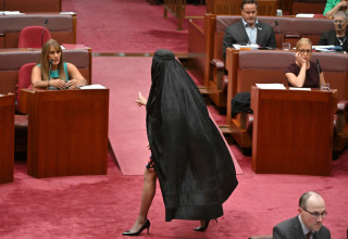 הסנאטורית פולין הנסון בבורקה בפרלמנט האוסטרלי (צילום: רויטרס)