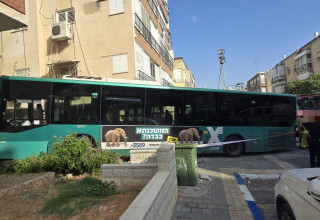 אוטובוס שהתנגש בחומה בחולון (צילום: תיעוד מבצעי מד"א)