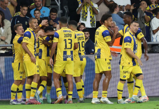 שחקני מכבי תל אביב חוגגים (צילום: דני מרון)