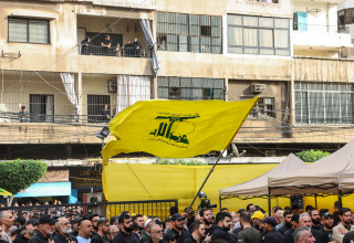 דגל חיזבאללה בביירות, לבנון (צילום: REUTERS/Mohamed Azakir)