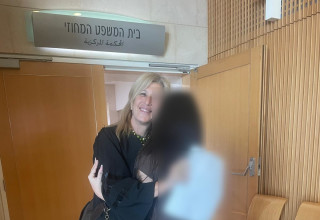 ד' (עם הגב למצלמה) ועורכת הדין רוני סדובניק אלוני בבית המשפט (צילום: אלכס מורוזוב)