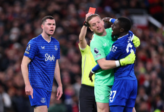 ג'ורדן פיקפורד מחזיק את אידריסה גיי, שחקן אברטון, שהורחק אחרי שסטר לחברו לקבוצה מייקל קין (צילום: GettyImages)