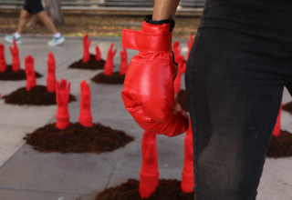 מיצג הידיים האדומות לזכר הנשים שנרצחו  (צילום: חיים שוורצנברג)