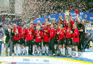 שחקני מנצ'סטר יונייטד חוגגים את הזכייה באליפות 2002/3 (צילום: Richard Sellers/Allstar)