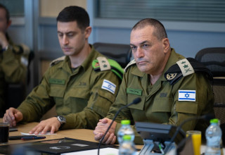 הרמטכ"ל אייל זמיר צופה במבצע "מגן עוז" (צילום: דובר צהל)