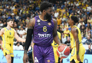 שחקן הפועל חולון חסן מרטין (צילום: ברני ארדוב)