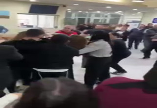 נילי אהרון מתעממת עם מצביעי ליכוד בירוחם (צילום: שימוש לפי סעיף 27א')