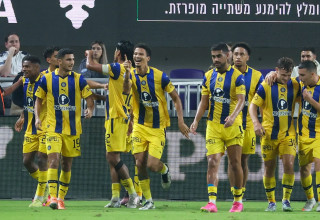 שחקני מכבי תל אביב חוגגים (צילום: דני מרון)