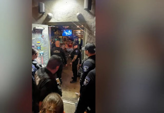 הפשיטה על הבר (צילום: SWNS)