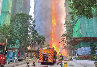 שריפה בבניין מגורים בהונג קונג, סין (צילום: רשתות חברתיות)