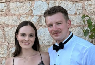 אדם פיטי וארוסתו הולי רמזי (צילום: מסך, אינסטגרם)