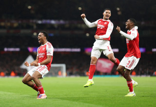 יוריאן טימבר חוגג עם שחקני ארסנל (צילום: GettyImages)