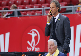 קלאודיו קולדבלה, מנהל מקצועי מכבי תל אביב עם שמעון מזרחי (צילום: אודי ציטיאט)