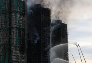 נזק עצום לבניינים שנפגעו בשרפה בהונג קונג (צילום: רויטרס)