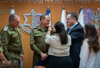 אייל זמיר וישראל כ"ץ בהענקת הדרגות לפצ"ר החדש איתי אופיר" (צילום: דובר צהל)