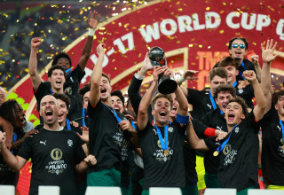 שחקני נבחרת פורטוגל עד גיל 17 חוגגים זכייה במונדיאל הנערים (צילום: GettyImages, KARIM JAAFAR/AFP)