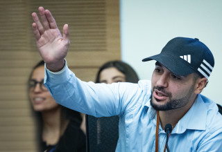 פעיל הימין מרדכי דוד בוועדה לביטחון לאומי, 24.11.25 (צילום: חיים גולדברג, פלאש 90)