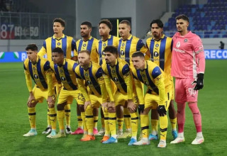 שחקני מכבי תל אביב לפני המשחק מול ליון (צילום: רויטרס)