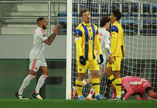 קורנטן טוליסו שחקן ליון חוגג מול שחקני מכבי תל אביב המאוכזבים (צילום: רויטרס)