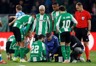 איסקו כאוב על הדשא אחרי התיקול עם אמרבט (צילום: Soccrates Images / Contributor)