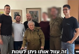 חנה כץ גוטמן עם הדרגות החדשות (צילום: דובר צה"ל)