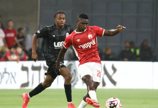 קינגס קאנגווה, הפועל באר שבע לצד טיימוקו דיארה, הפועל חיפה (צילום: דני מרון)