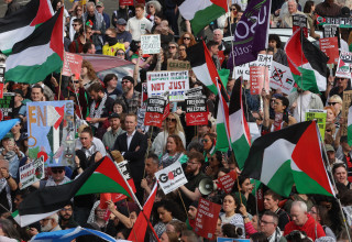 הנפת דגלי פלסטין בסקוטלנד (צילום: רויטרס)