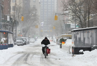 שלג בניו יורק (צילום: Alexi Rosenfeld/Getty Images)