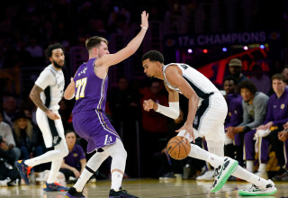 לוקה דונצ'יץ', לוס אנג'לס לייקרס לצד ויקטור וומבניאמה, סן אנטוניו ספרס (צילום: GettyImages)