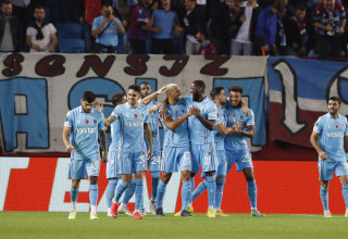 ניצחון מדהים של הטורקים. שחקני טרבזונספור חוגגים (צילום: רויטרס)