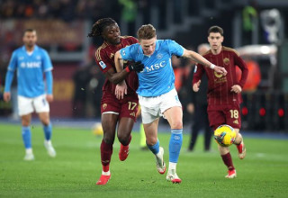 סקוט מקטומיניי מתגבר על מאנו קונה במפגש מהעונה שעברה בין נאפולי לרומא (צילום: Paolo Bruno)