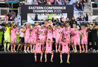 ליאונל מסי, שחקן אינטר מיאמי מניף את גביע אליפות המזרח ב-MLS (צילום: רויטרס)