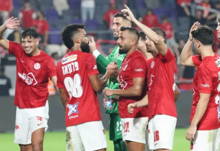 הפנים כבר למכבי חיפה. שחקני הפועל תל אביב חוגגים בסיום (צילום: דני מרון)