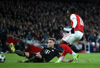 יוזואה קימיש שחקן באיירן מינכן מול אברצ'י אזה שחקן ארסנל (צילום: GettyImages, Shaun Botterill)