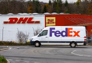 FEDEX, DHL (צילום: REUTERS/Denis Balibouse)