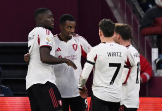 שחקני ליברפול חוגגים עם אלכסנדר איסק (צילום: רויטרס)